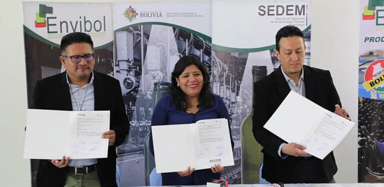 ENVIBOL FIRMA CONTRATO POR BS 145.800 CON EMPRESA CERVECERA PARA LA PROVISIÓN 108.000 BOTELLAS DE VIDRIO