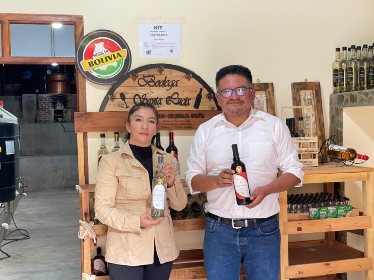 ENVIBOL Y SANTA LUCÍA FIRMAN CONTRATO PARA FORTALECER LA INDUSTRIA VITIVINÍCOLA DE CHUQUISACA
