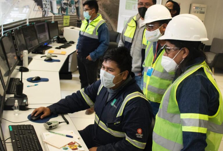Gerente del SEDEM visita la Planta Productiva de Cementos Bolivia