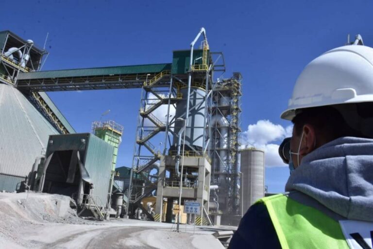 ECEBOL reinicia operaciones con la meta de producir 545.730 toneladas de cemento hasta diciembre