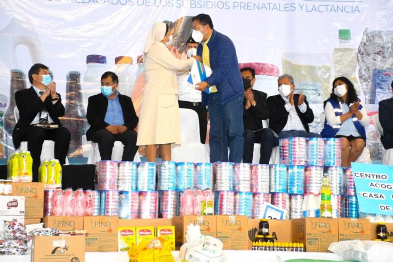 Presidente Arce entrega 8.685  paquetes del Subsidio Prenatal y Lactancia a centros de asistencia social de Cochabamba