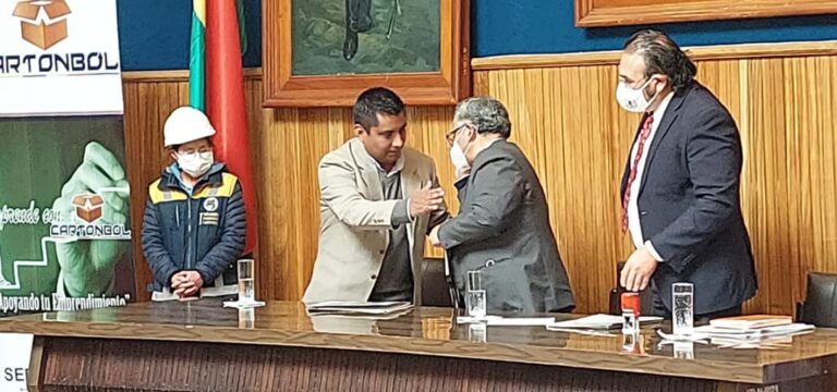 SEDEM FIRMA CONVENIO CON LA UNIVERSIDAD TÉCNICA DE ORURO PARA QUE ESTUDIANTES REALICEN PASANTÍAS EN CARTONBOL