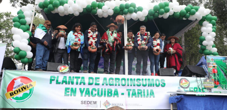 PRESIDENTE ARCE COLOCA PIEDRA FUNDAMENTAL PARA LA CONSTRUCCIÓN DE LA PLANTA DE AGROINSUMOS EN YACUIBA