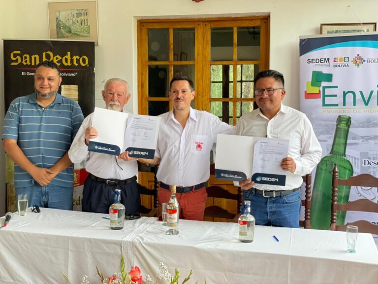 ENVIBOL Y EMVISUR FIRMAN ACUERDO PARA LA PROVISIÓN DE 200 MIL BOTELLAS DE VIDRIO PARA SINGANI “SAN PEDRO”