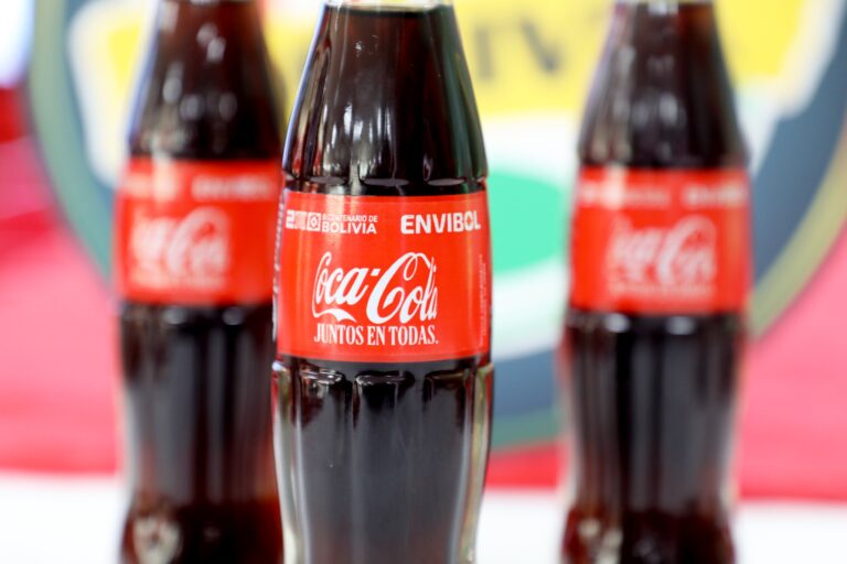 COCA-COLA Y ENVIBOL FORTALECEN LA PRODUCCIÓN NACIONAL CON LA FIRMA DE UN CONTRATO COMERCIAL POR MÁS DE BS 32,7 MILLONES